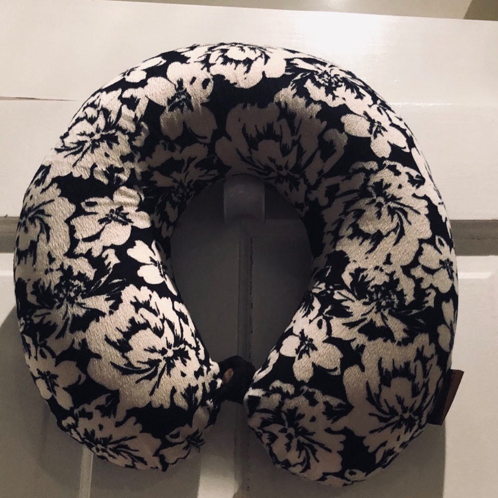 EUC Travel Pillow. Ellen Tracy. Hibiscus Flowers
